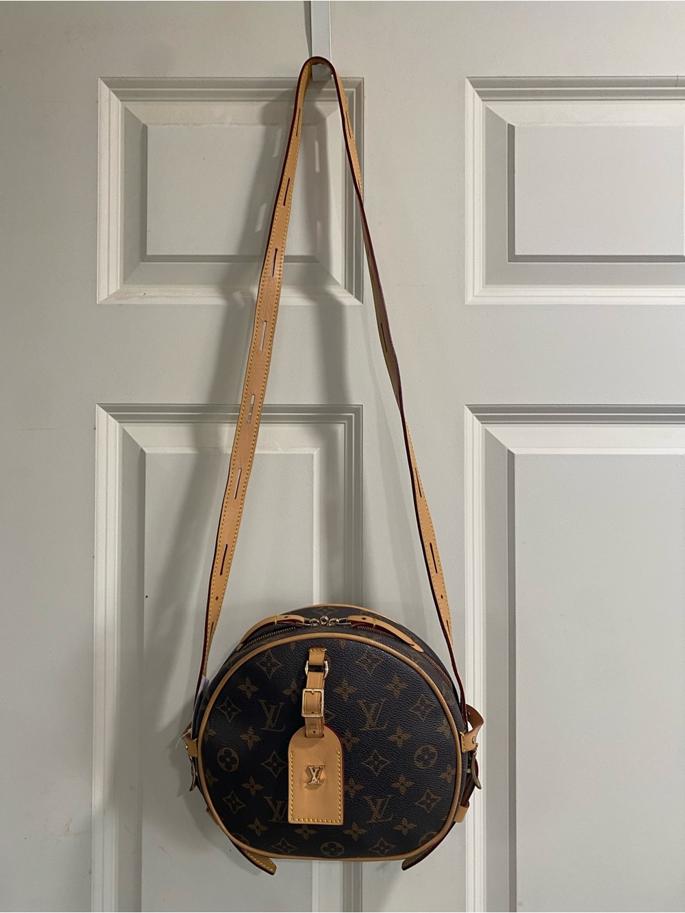 Round Crossbody in Brown and Tan🌺Authenticity Not Guaranteed 🌺 - Picture 2 of 12
